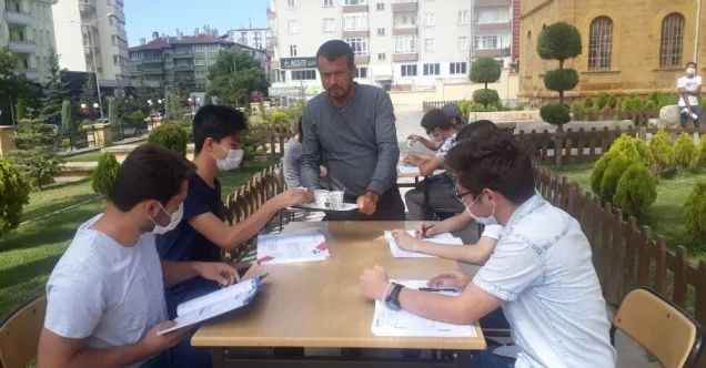 Asırlık lise gölgesinde sosyal mesafeli ders