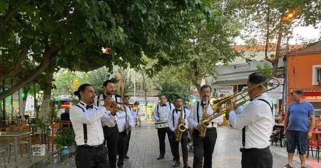 Davutlar ve Güzelçamlı’da kent orkestrası eşliğinde vals