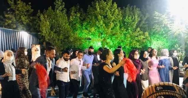 Diyarbakır’da bilindik manzara, düğünlerde ’korona’ halayı devam ediyor