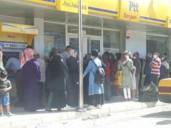 Sorgun'da sosyal mesafeyi hiçe saydılar..