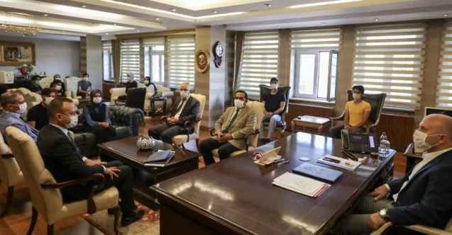 Ağrı Valisi Dr. Varol, YKS sınavında dereceye giren öğrencileri makamında ağırladı