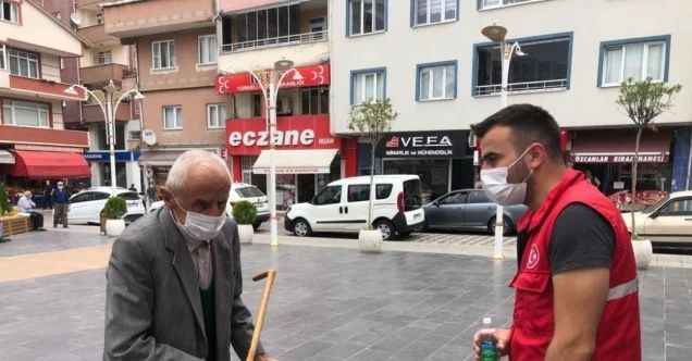 Türkeli’de tek kullanımlık seccade dağıtımı
