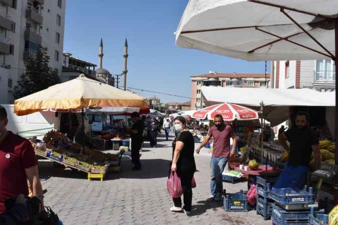 Koronavirüs Pazar tezgahlarını da etkiledi : Esnaf yine de kanaatkar