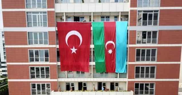 Pendik Belediyesi’nden Azerbaycan’a dev bayraklı destek