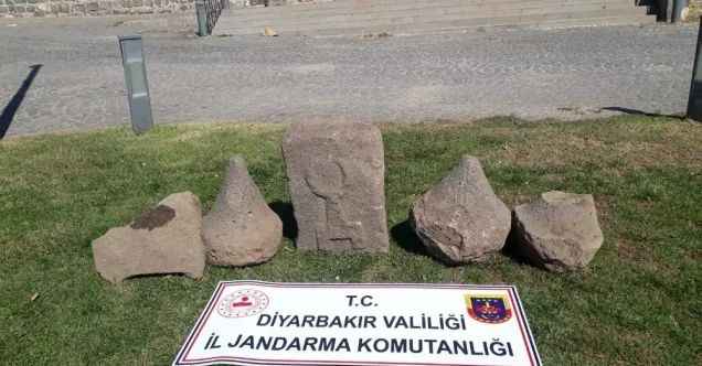 Diyarbakır’da Asur dönemine ait üzeri kabartma yazılı taş ele geçirildi