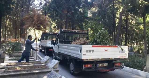 Hatay’da mezarlıklarda 32 kamyonet dolusu çöp toplandı