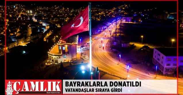 Akdağmadeni Bayraklarla donatıldı, vatandaşlar bol bol fotograf çekti