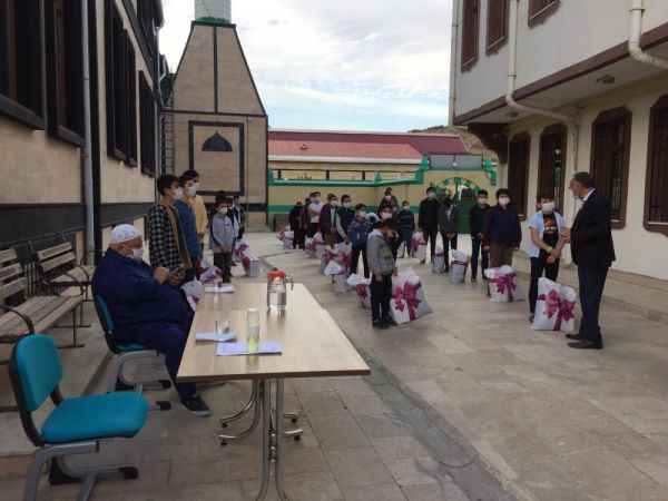 Yozgatlı iş insanı Bilal şahin çocukları sevindirmeye devam ediyor
