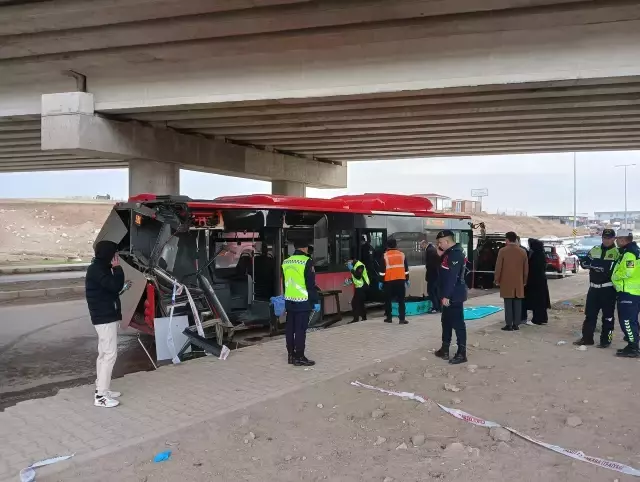 Ankara Da Tir Belediye Otobusune Carpti 1 Olu 18197683 7019 O