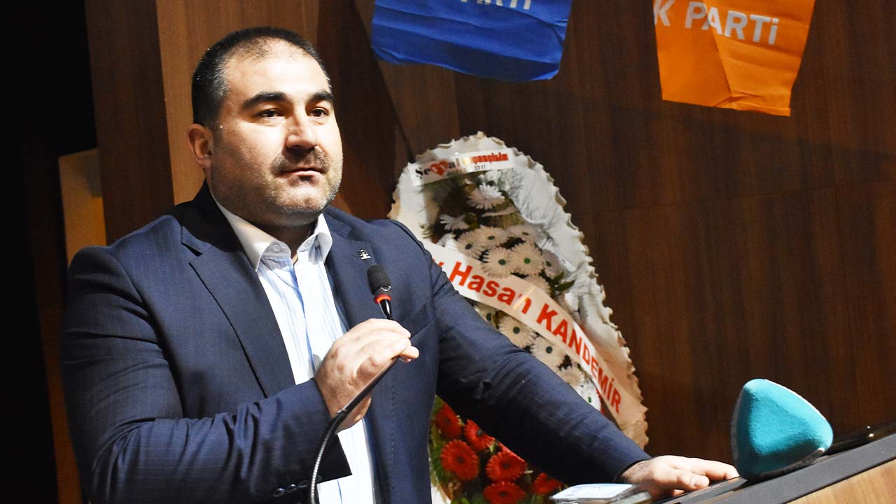 Ak Parti̇ Kadin Kollari (1)