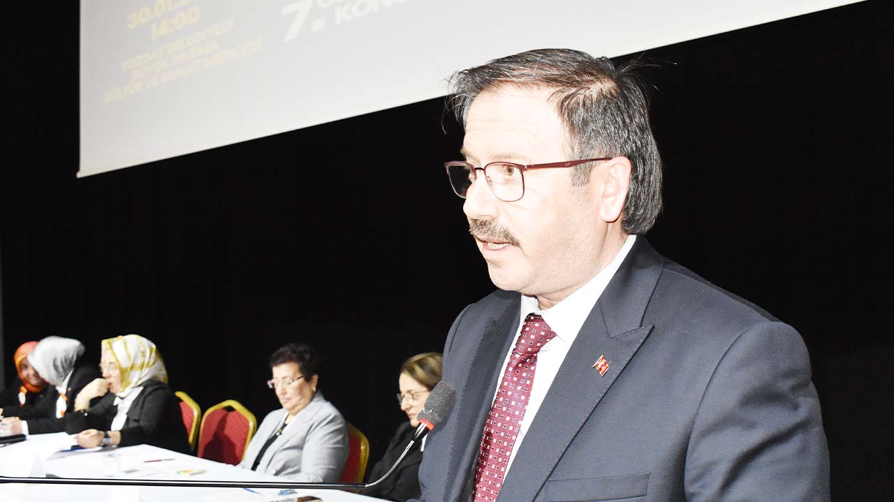 Ak Parti̇ Kadin Kollari (2)
