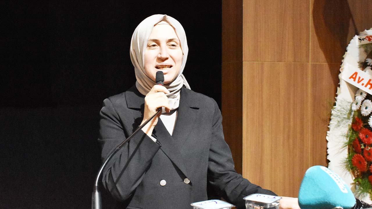 Ak Parti̇ Kadin Kollari (3)
