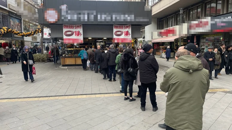 Ankara'da Vatandaşlar Buz Gibi Havada Ucuz Simit Kuyruğunda!-1