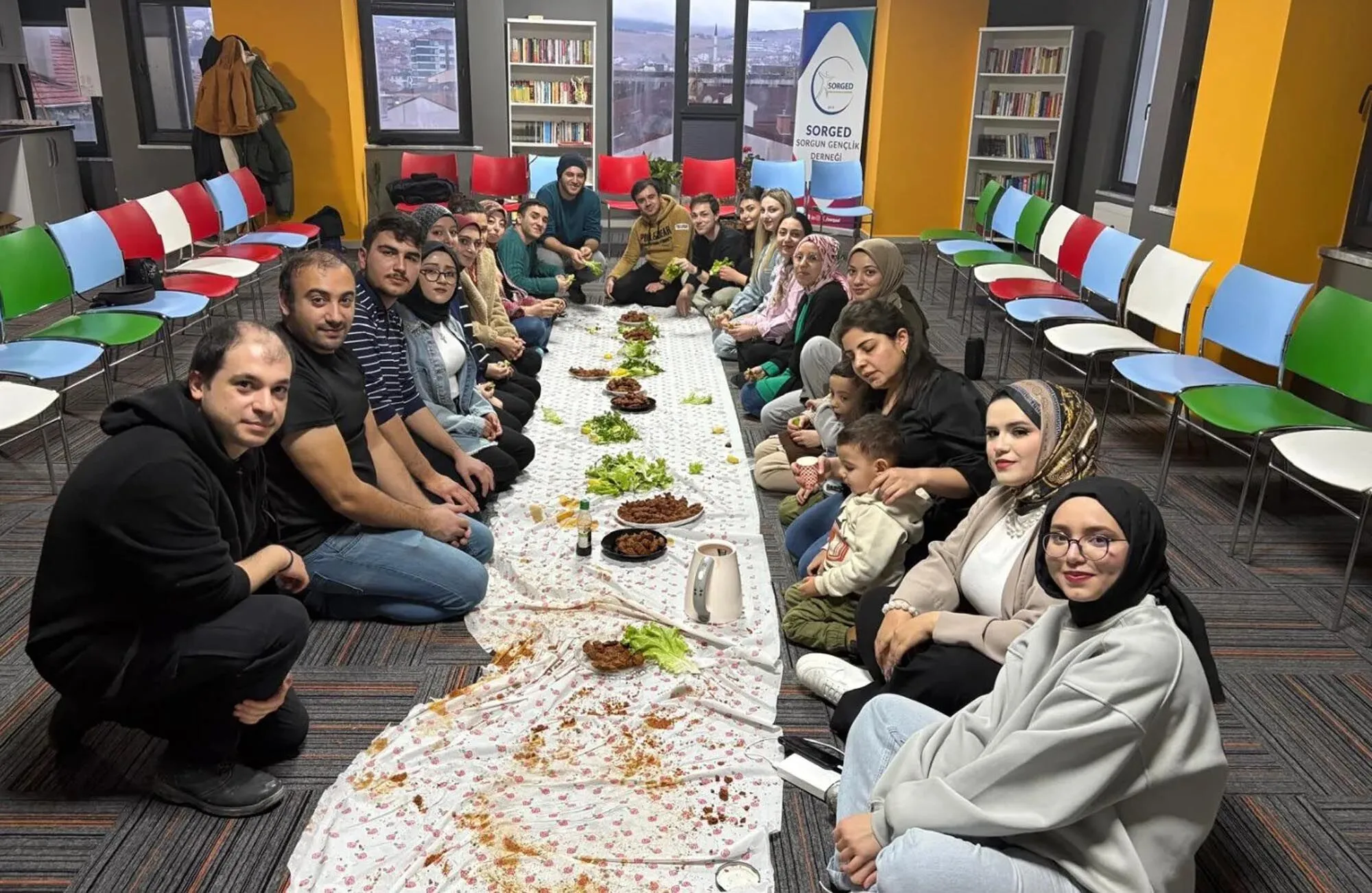 Sorged'den Gençlere Sıcak İkram Kitap, Çay Ve Çiğ Köfte! (1)
