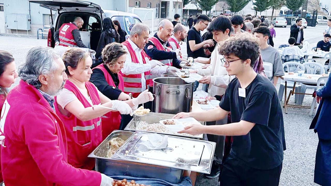 Çağrıbey Lisesi Ankara Iftar (3)
