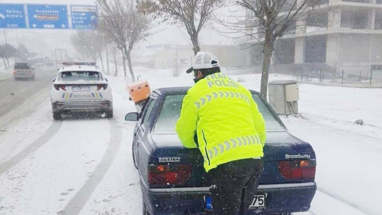 Mart Kapıdan Baktırdı (1)