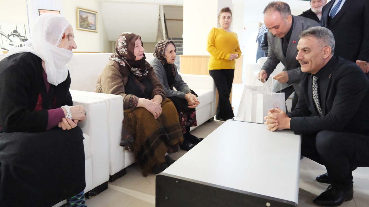 Vali Özkan Yaşlılar Haftası (4)