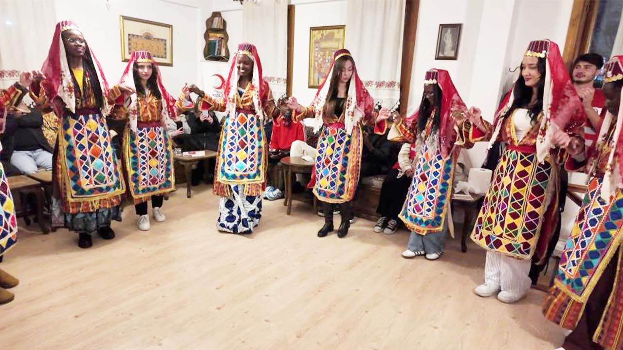 Afrikalı Öğrenciler Halay (1)