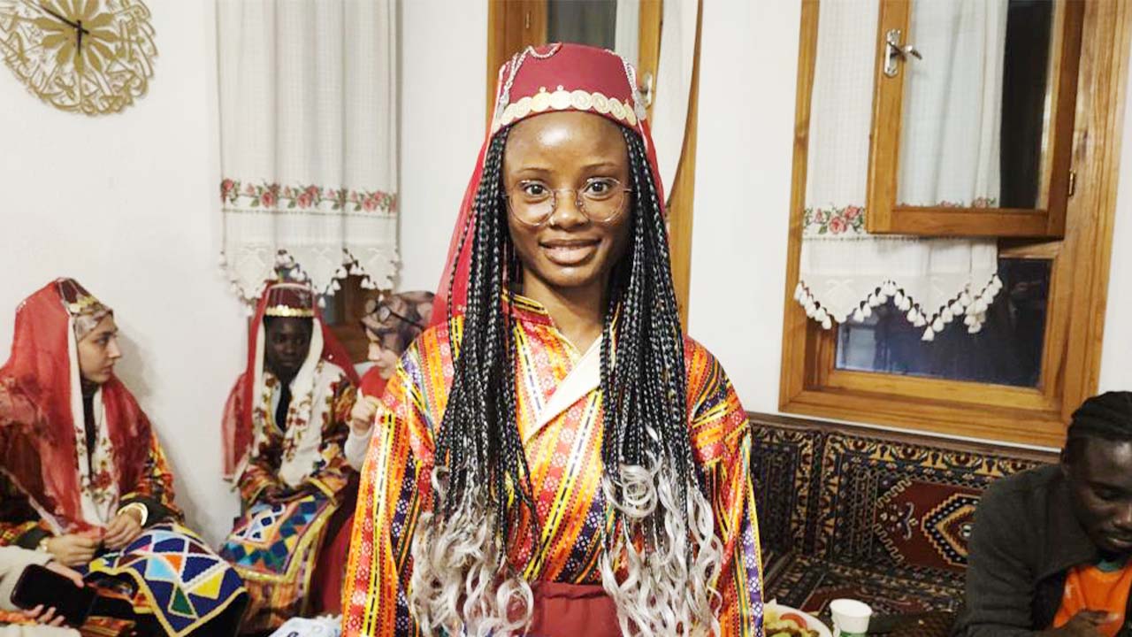 Afrikalı Öğrenciler Halay (3)