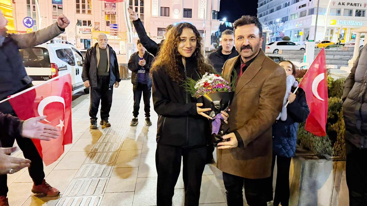 Ülkü Ocakları Betül Zararsız (2)