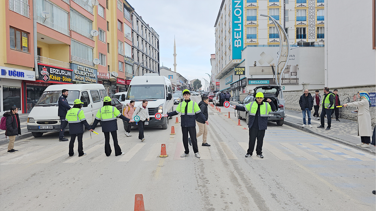 Öğrenciler Trafiğe Yön Verdi (2)