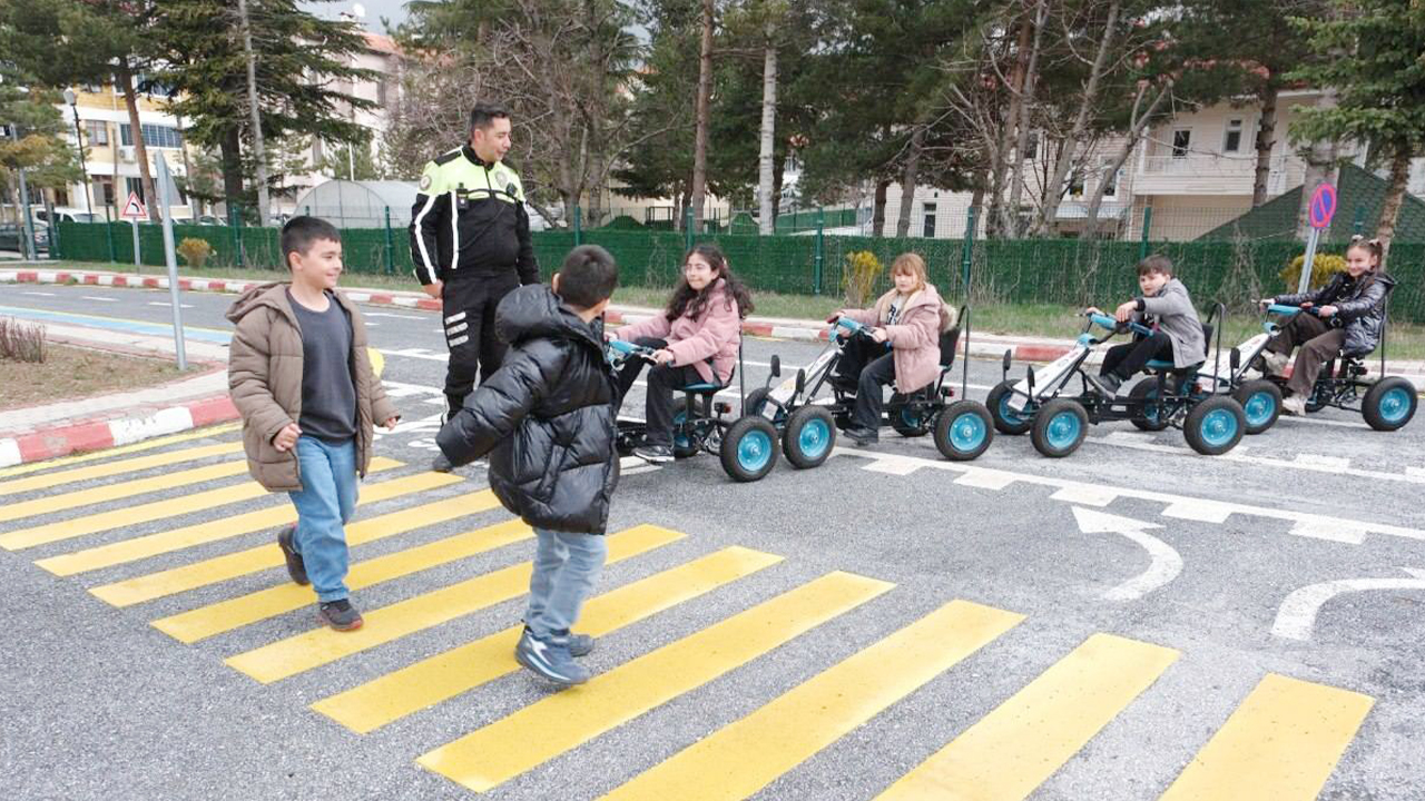 Minik Sürücüler Trafikte (4)