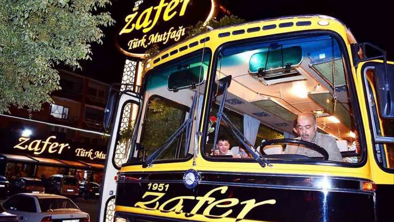 Eskişehir Nostalji Otobüs Buluşması Zafer Türk Mutfağı Otobüsü3