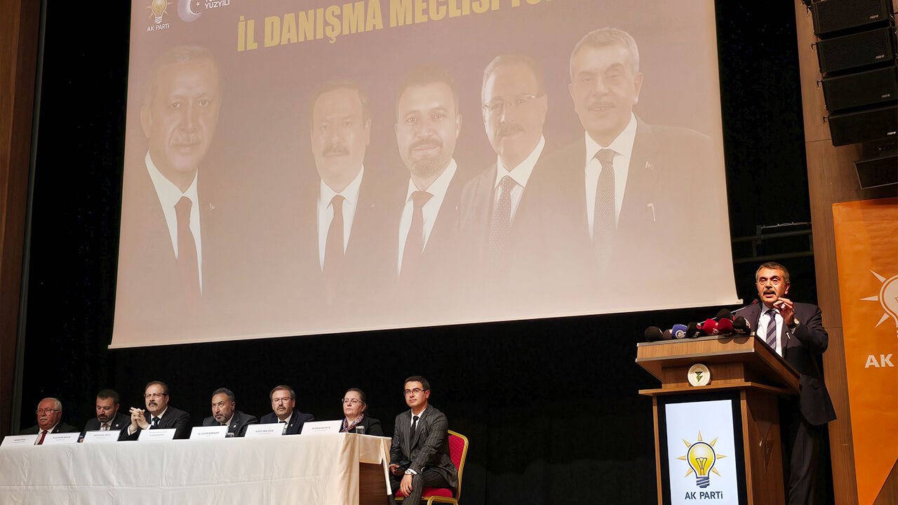 Bakan Tekin Ak Parti1