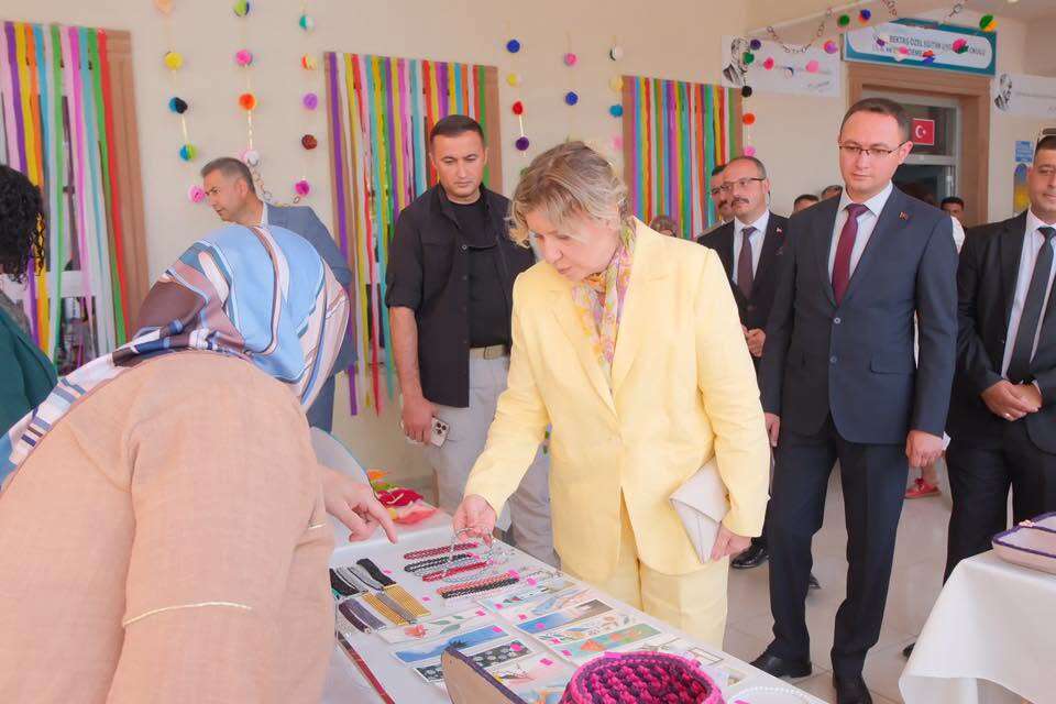 ozel-ogrencilerden-duygulandiran-sergi-ve-kermes-2