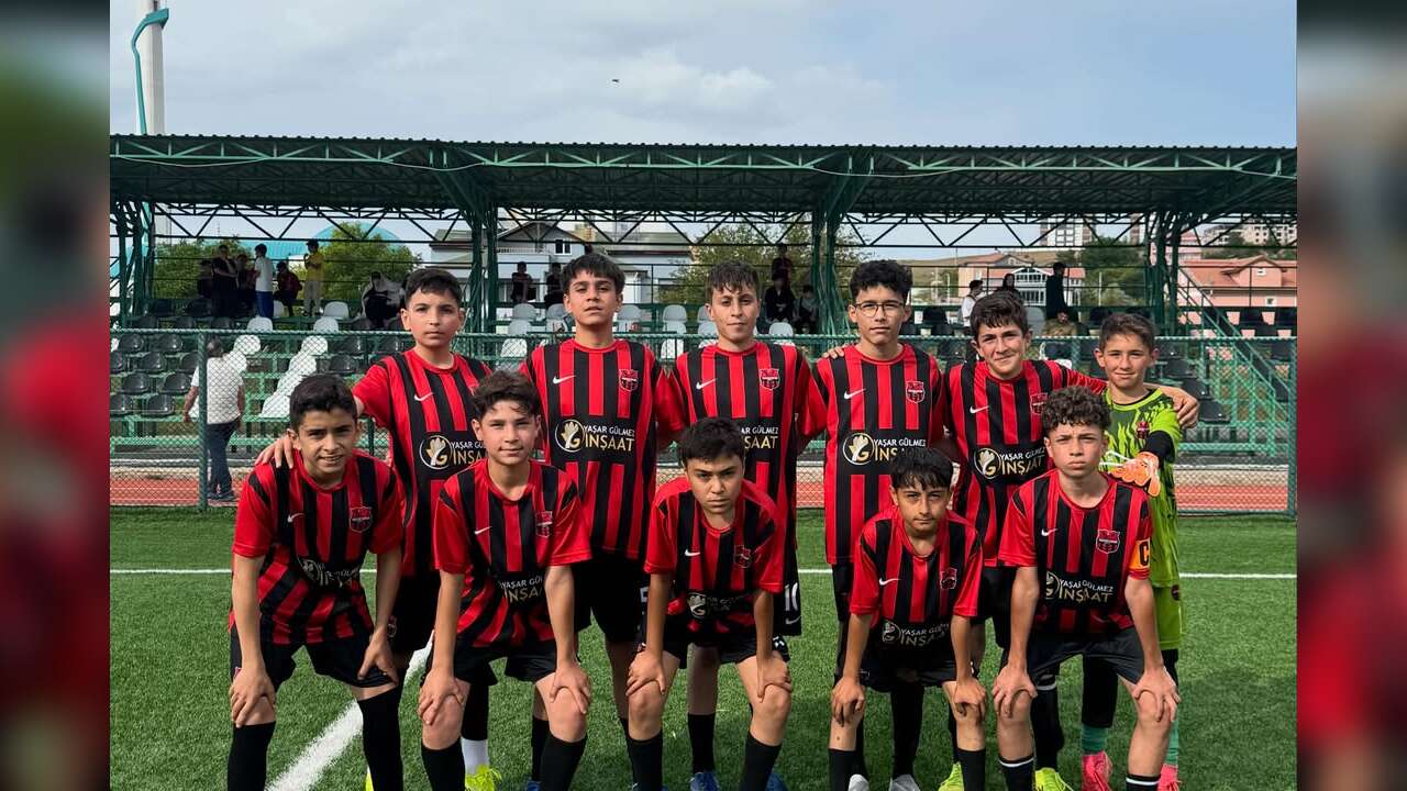 u-13-mac-sonucu-1-1-biten-macta-penaltilar-sonucu-6-5-sahadan-yenik-ayriliyoruz-10-kisi-aslanla