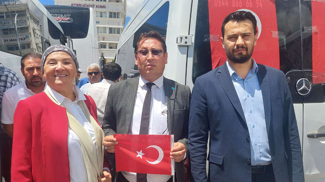 iyi-parti-bayrak-acti1