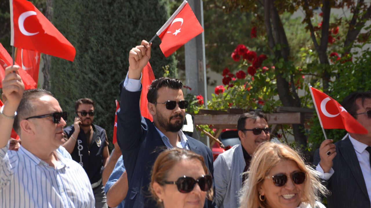 iyi-parti-bayrak-acti1