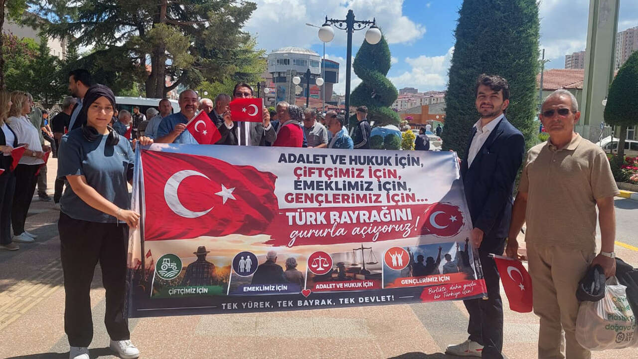 iyi-parti-bayrak-acti3