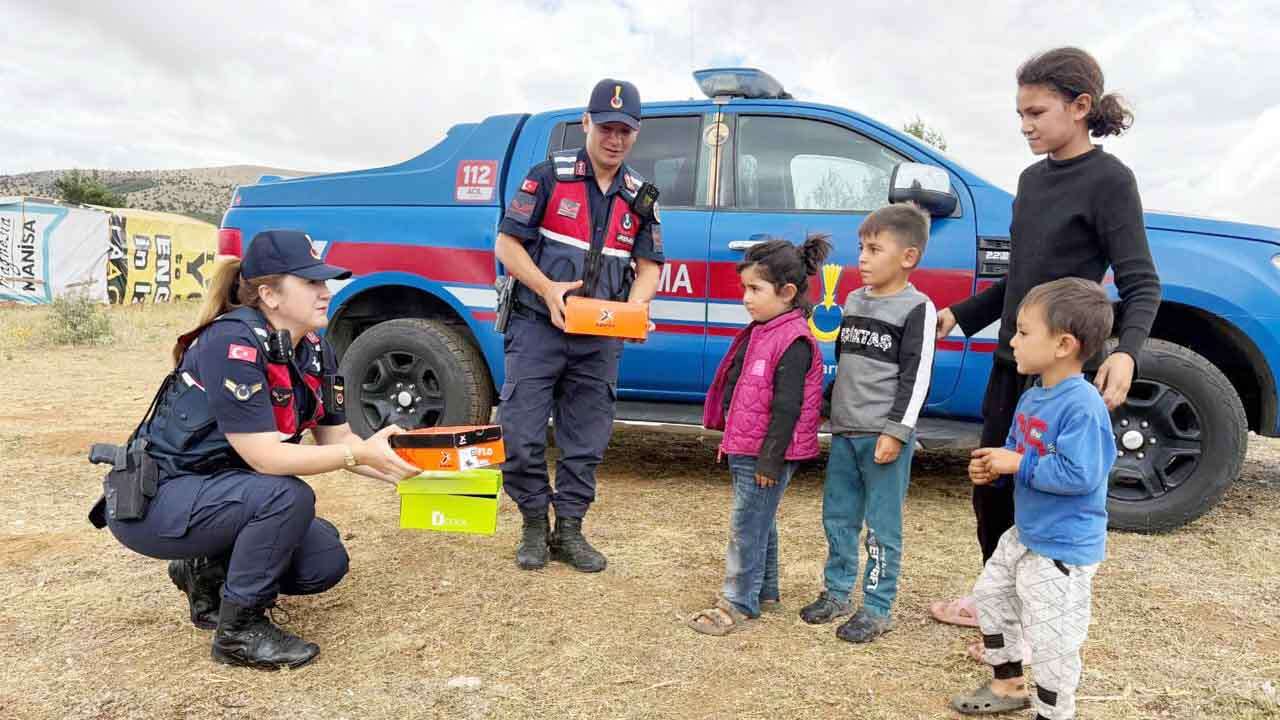 yozgat-jandarmasi-tarlada-cocuklarla1
